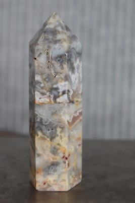 #ad CRAZY LACE AGATE POINT 3.08 INCHES TALL 69.8 GRAMS
