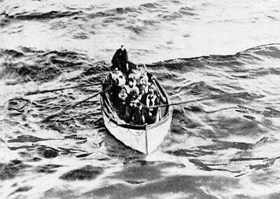 Shipping Disasters The Titanic Survivors make their escape lifeboat 1912 Photo
