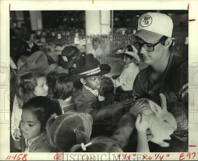 #ad 1982 Press Photo Chris Sobieski shows rabbit to school kids TX livestock show