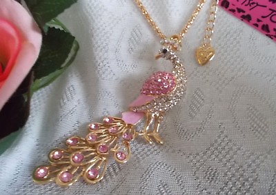 BETSEY JOHNSON BEAUTIFUL PINK CRYSTAL AND ENAMEL PEACOCK PENDANT CHAIN NECKLACE