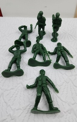 #ad Vintage Toy Soldiers US Army Green Infantry Men Plastic War Made in China Lot 7