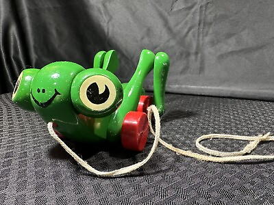 VINTAGE KOUVALIAS GREEN FROG WOODEN PULL TOY MADE IN GREECE. *RARE*